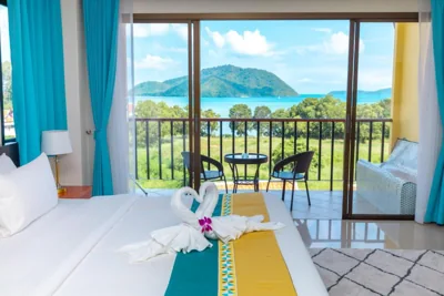 Habitación con cama extragrande y vistas al mar — Kana Hotel Phuket普吉岛卡娜酒店